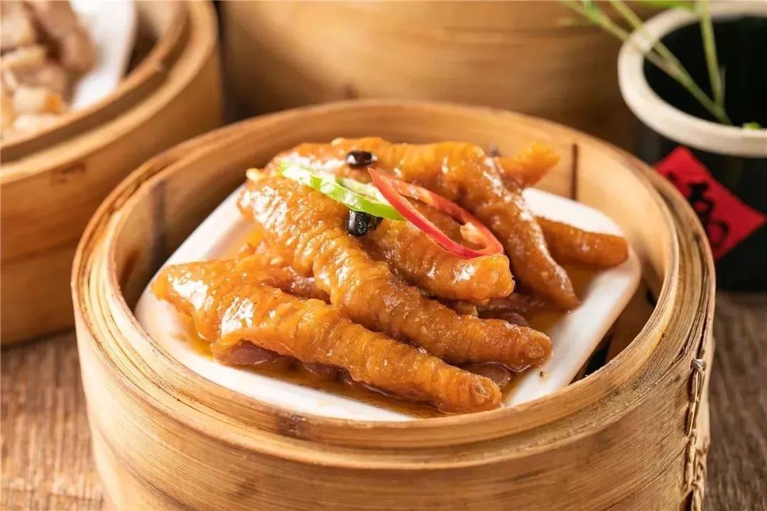 香浓的xo酱和豉汁味爆出口腔凤爪软糯弹牙,一口下去豉味蒸凤爪100种