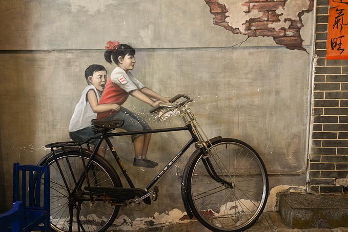 这个不是马来西亚槟城里其中一副很出名的壁画吗?