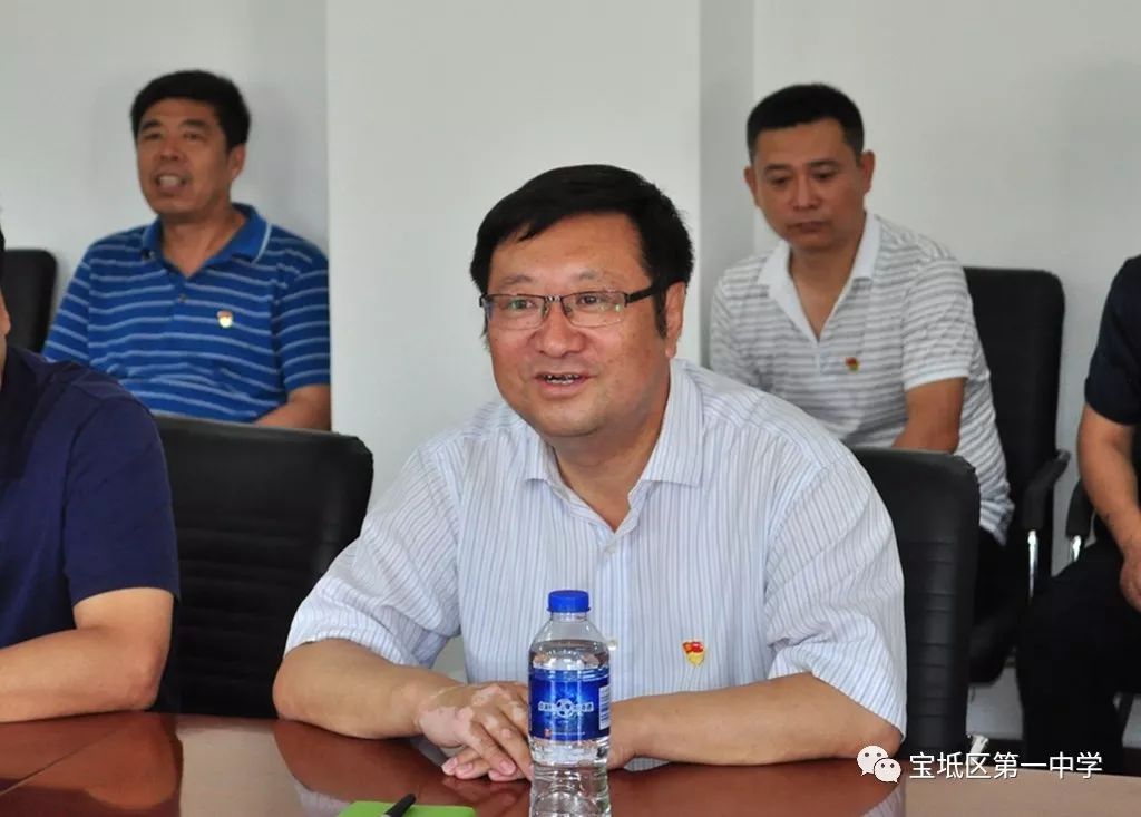 刘葆中校长对永登一中的来访表示热烈地欢迎并向他们介绍了我校的办学