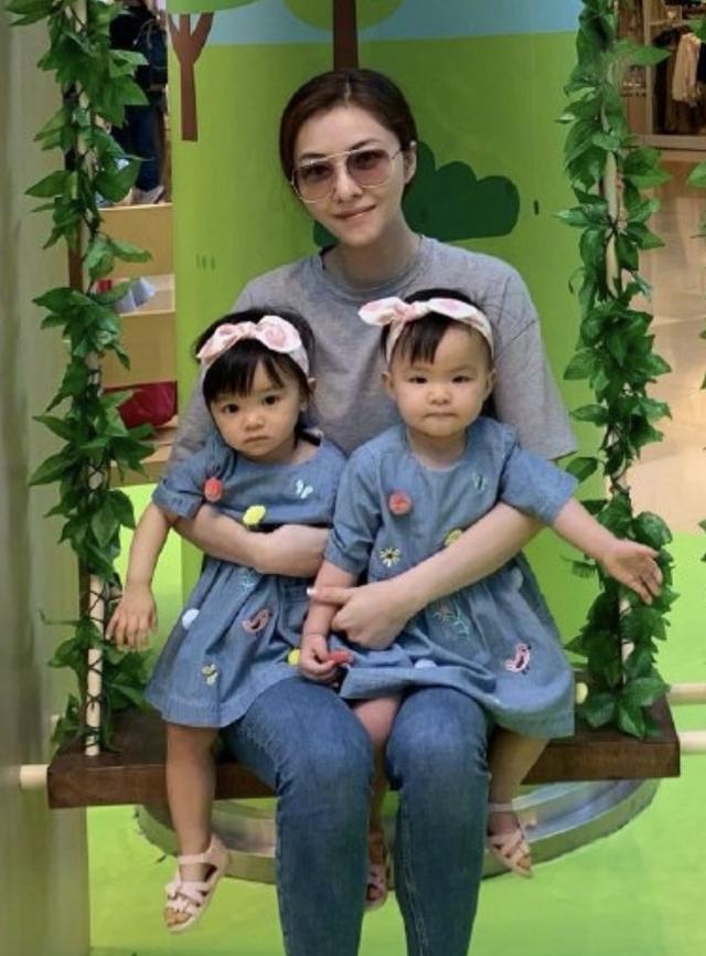 熊黛林晒双胞胎穿同款逛商超,大赞女儿们很乖,还会说英文单词