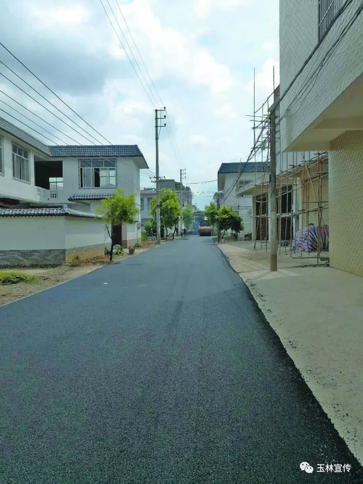 村内道路铺设沥青进行提升改造