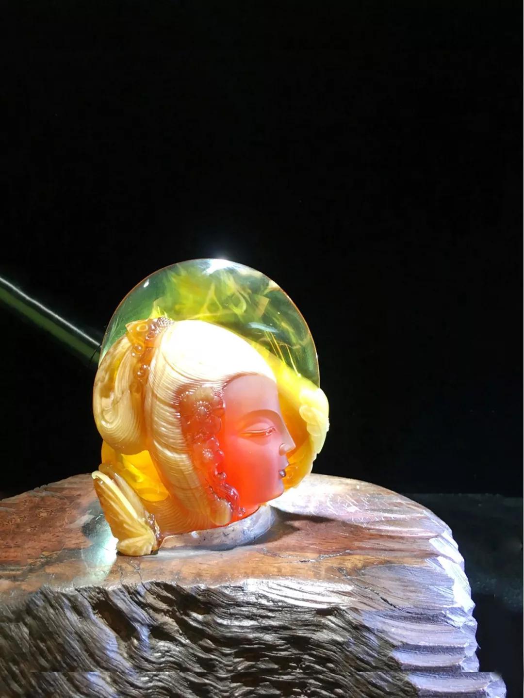 图赏这些艺人雕刻师真厉害竟把琥珀雕活了