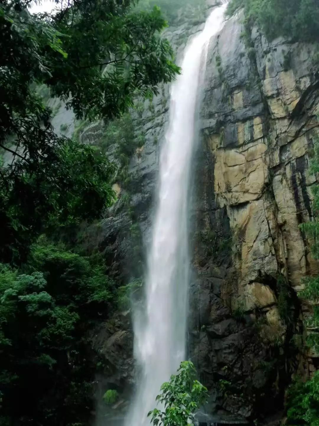 壮观! 龙穿峡景区重现仙境"超级大瀑布",可惜关闭中