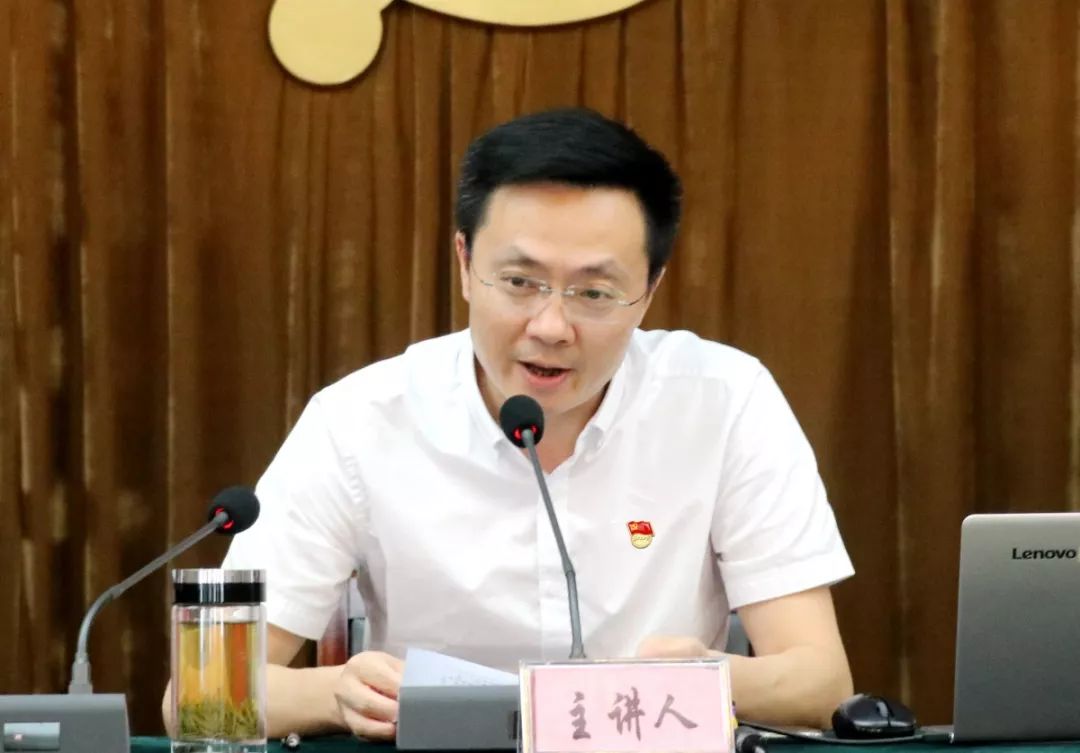 镇党委副书记,镇长梁龙讲党课为纪念建党98周年,7月5日,黄土镇扎实