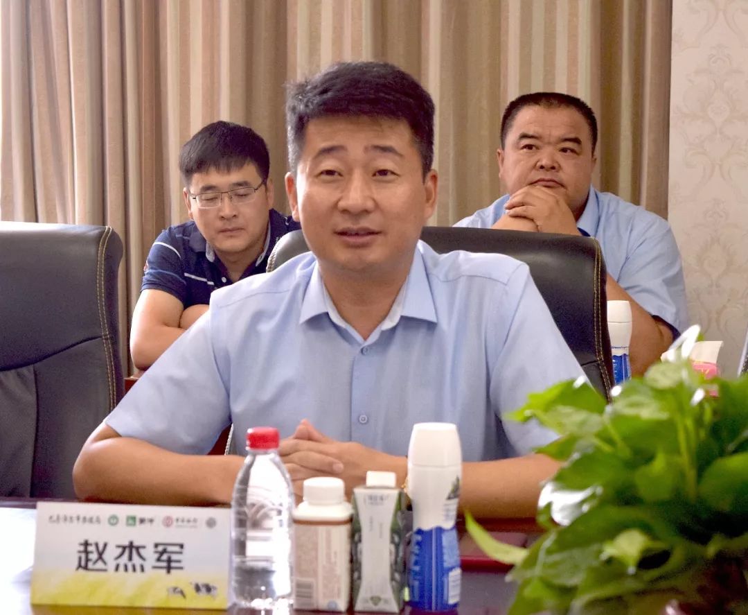 蒙牛集团助理副总裁,奶源事业部负责人赵杰军指出,建立巴彦淖尔中小
