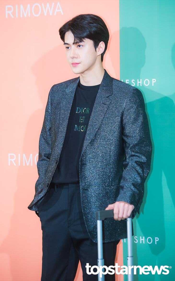 完美hold住新闻图,吴世勋不愧是公认的"外貌天才"