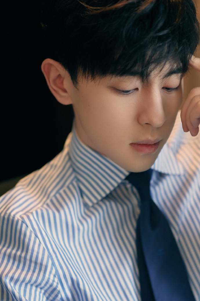 邓伦工作室分享周末福利 清爽的蓝色系少年让人一眼沦陷