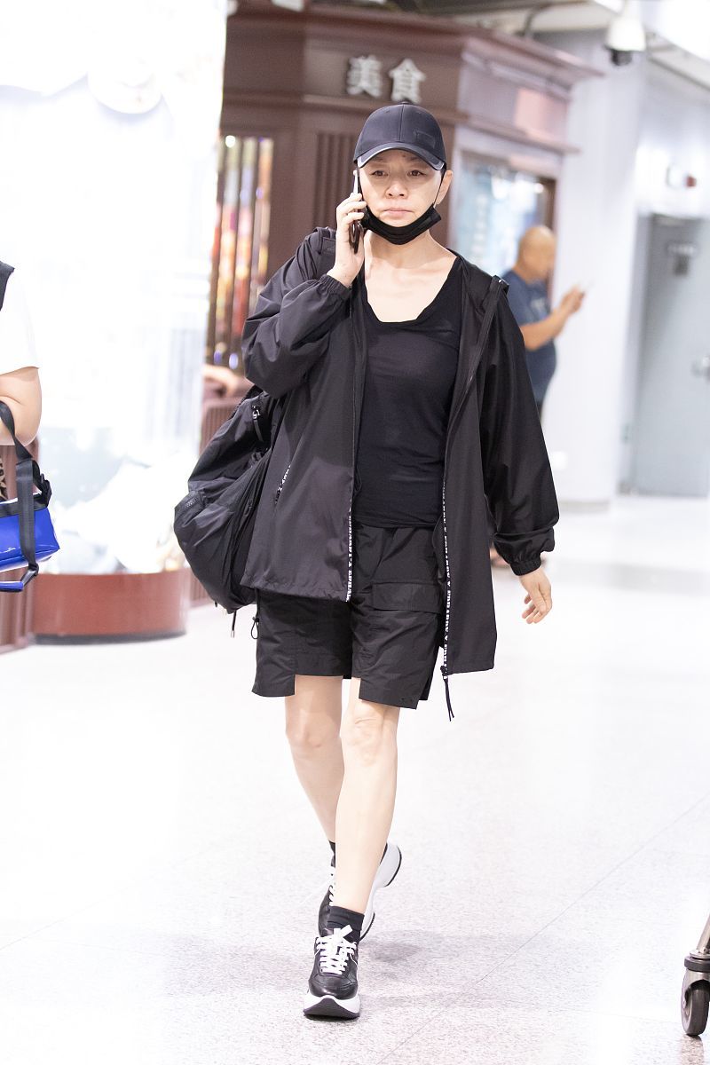 原创真敢穿!58岁宋丹丹穿超短裤大秀少女腿,深v短袖肚子勒出三圈肉