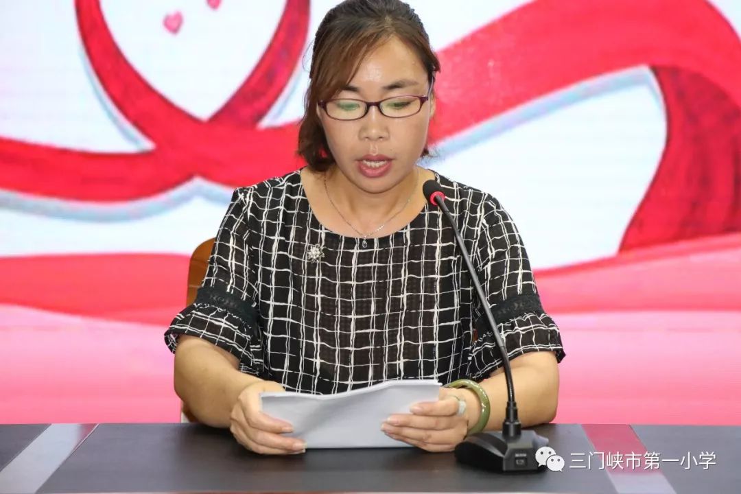 校长李雪玲宣读本期各类星级教师获奖名单.