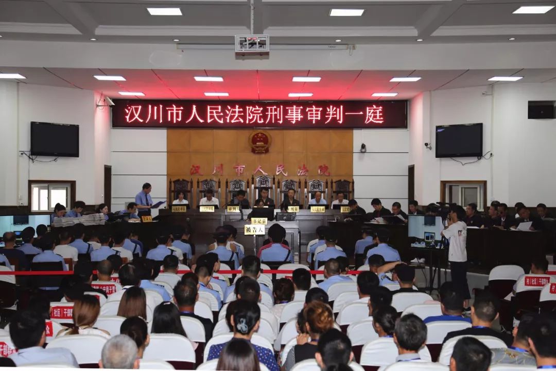 昨日汉川庙头王某平等16人涉黑在汉川法院开庭审理