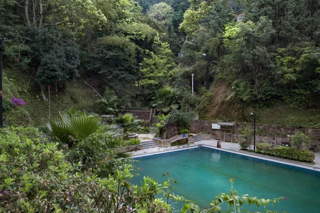 避暑圣地山高密林299元抢天露山菩提精舍三人房送山水泳池半山温泉