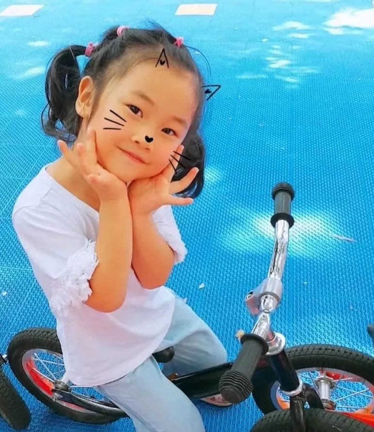 李芮希小主播讲故事丨大门牙的松鼠