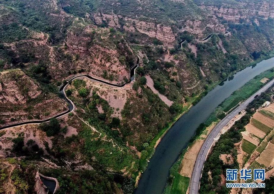 这是蜿蜒穿行于太行山的红旗渠总干渠(左)(7月4日无人机拍摄)