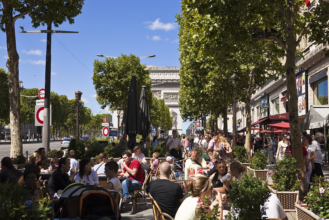 现实中的香榭丽舍大道灯光绚丽,满大街的奢侈品牌,可以让人买买买到手