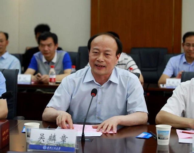 中国工程院院士,学校"双聘院士"陈芬儿,省科技厅副厅长吴麟章,省科技