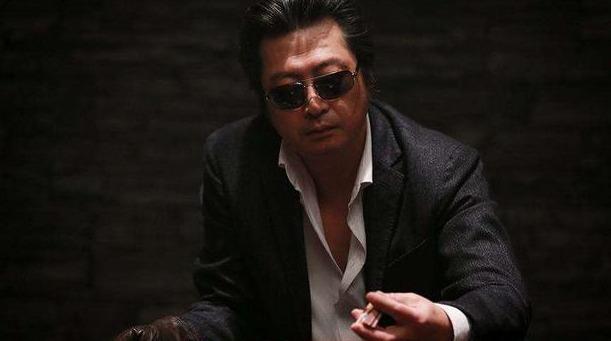 暗灯马洪刚我赢了一个老千看他落魄的样子我醒悟了