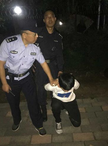 的凶器滁州市特警支队反恐突击队民警7月4日晚间9时许"双手抱头,蹲下!