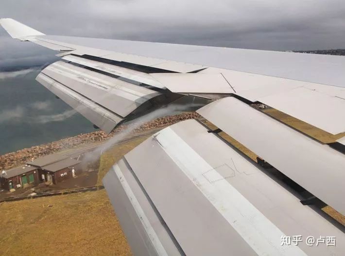 襟翼分成多段,中间开缝,这不仅不会因为「漏气」而降低机翼升力.