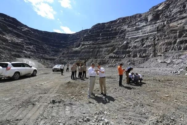 由此,包钢与资源所联合建立白云鄂博科学研究基地,开展产学研用深度