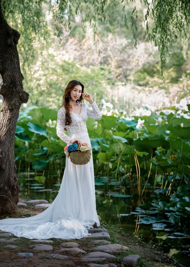 人像摄影:荷塘花开,女人美如花_美景