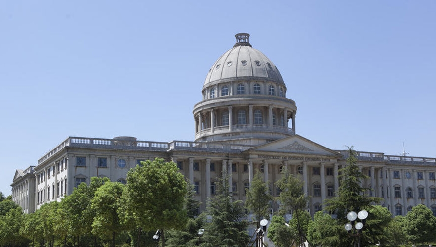 勇士!白宫门口焚烧美国国旗,被抓后高喊一句话,美总统脸色铁青