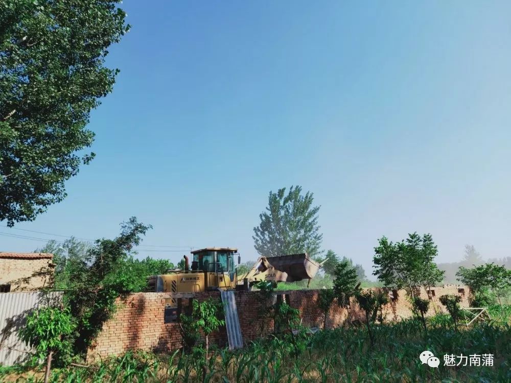 重拳拆违南蒲街道开展道路两侧集中整治行动