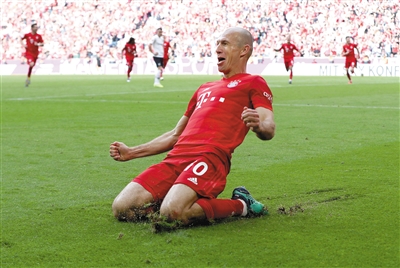 在拜仁的最后一战,罗本再现经典滑跪庆祝.图/视觉中国