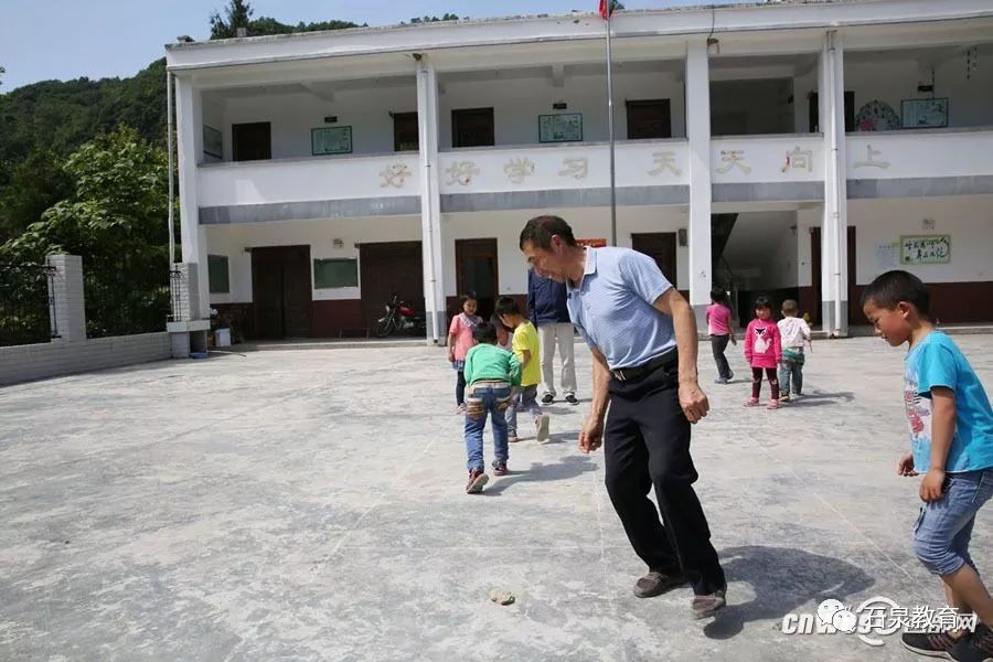 榜样牛石川教学点教师邓国财不忘初衷潜心育人