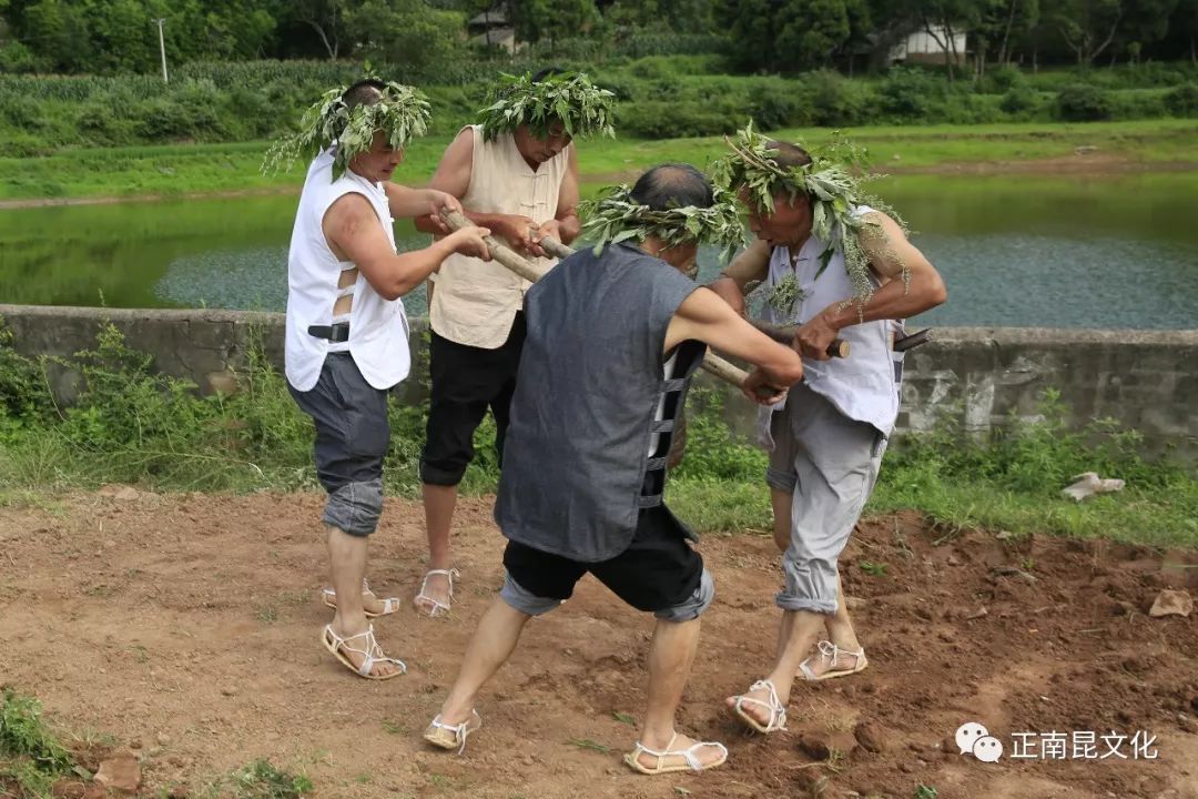 单调的劳动时间长了,容易疲劳,喊着号子,在轻松愉快中享受着劳动的