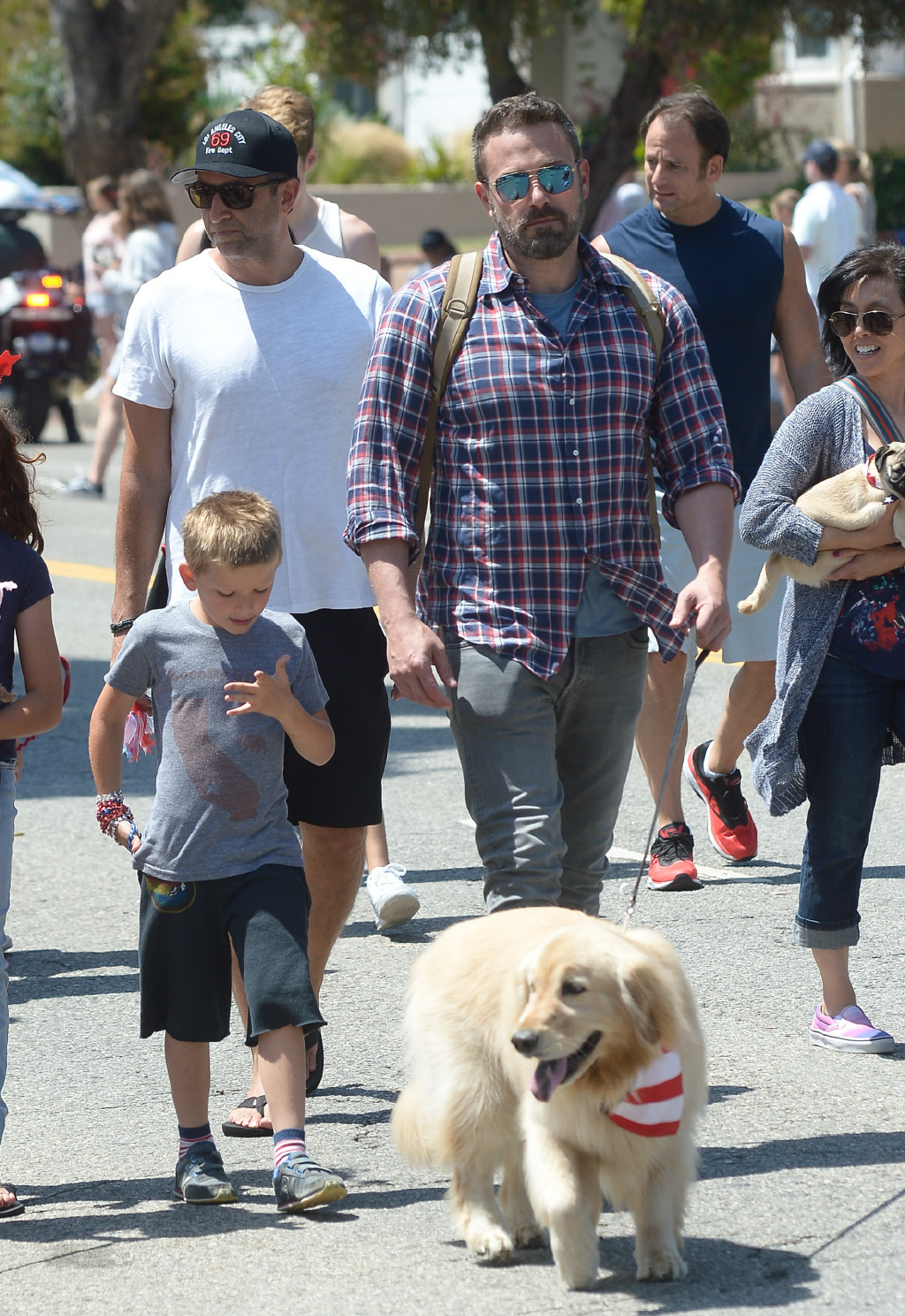 47岁本阿弗莱克带儿子逛街蝙蝠侠身穿格子衫做了一天铲屎官