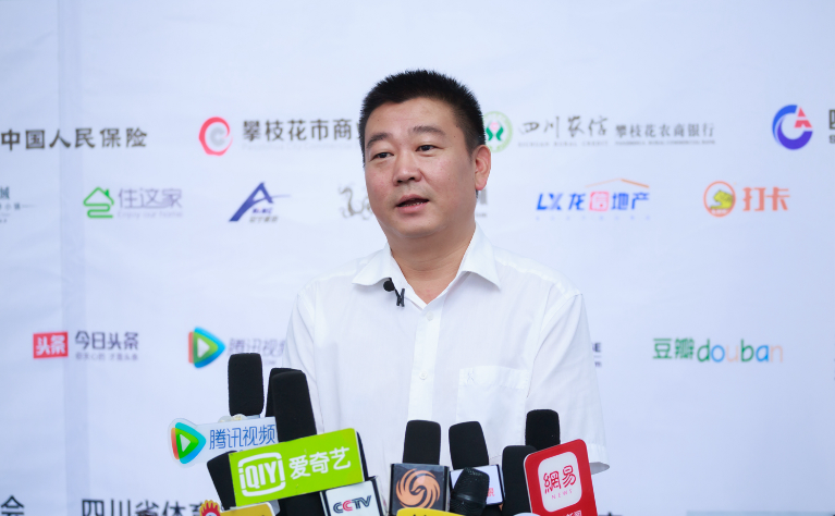 米易县副县长唐晨接受采访国家体育总局水上运动管理中心党委书记李瑞