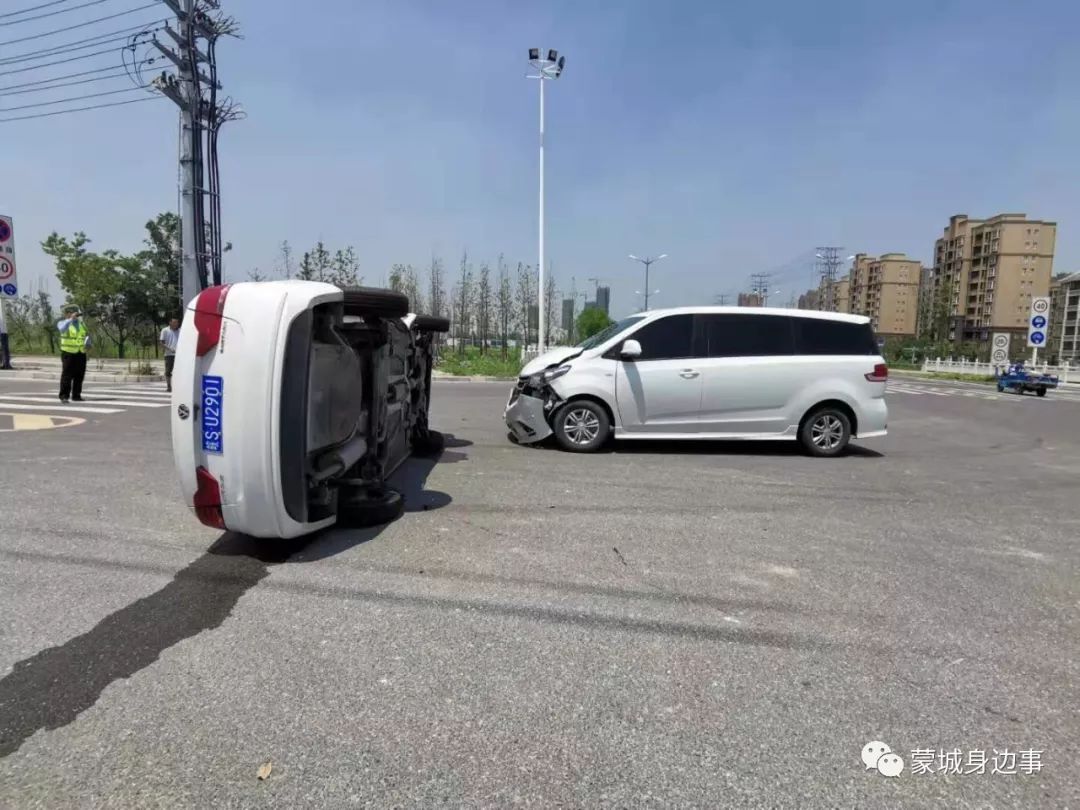 今天上午,蒙城:路口两车相撞,车被撞翻损毁严重,伤者紧急送医(图)