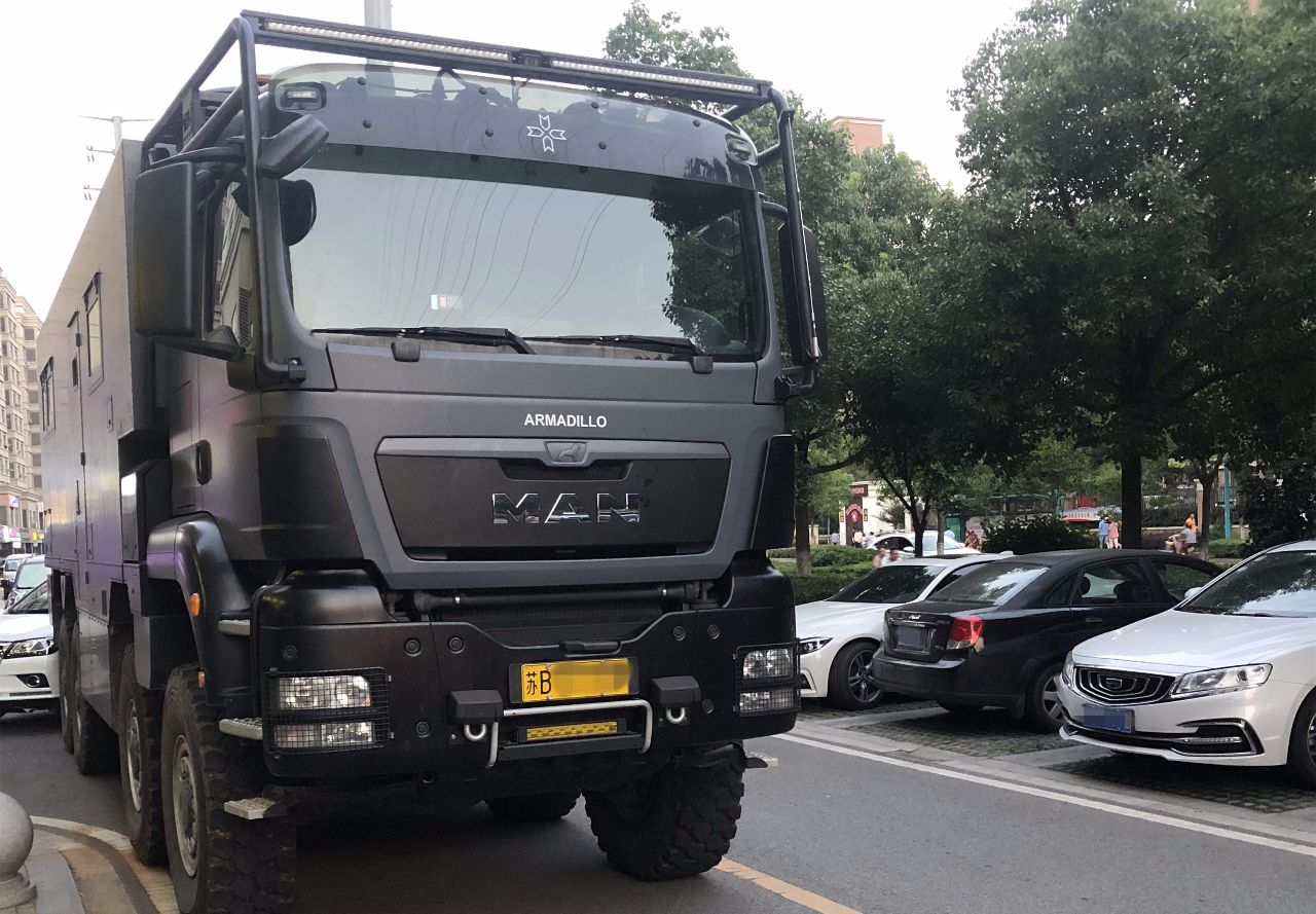 那如果你需要一台越野房车,会选择乌尼莫克还是眼前这台德曼全驱底盘