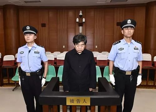 利用其担任府谷县人民政府县长,中共佳县县委书记等职务上的便利,在