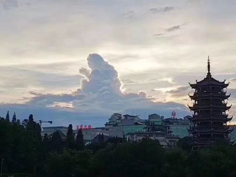 就象是一尊大佛座落在漓江天空上,云朵后面的夕阳就象是佛祖的圣光