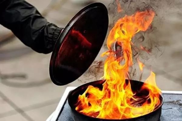 油锅起火时,千万不能用水浇因为水遇到热油会形成飞溅,扩大火势