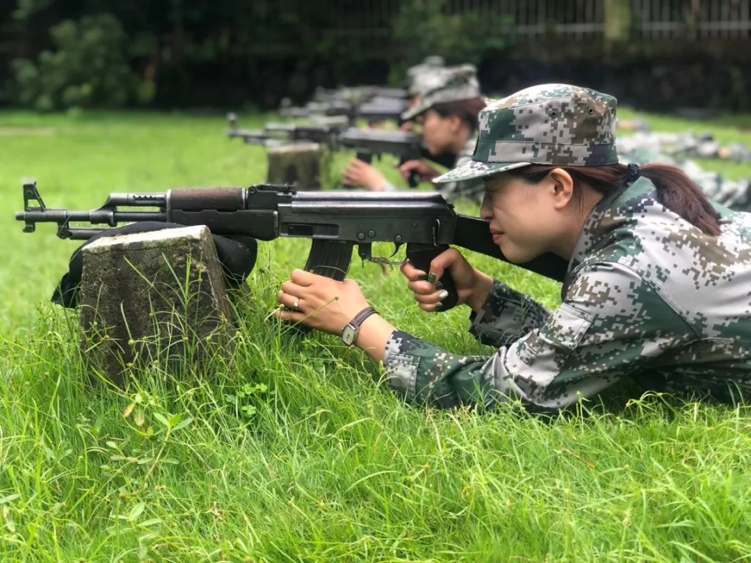 速来围观千鹤女民兵展英姿谁说女子不如男