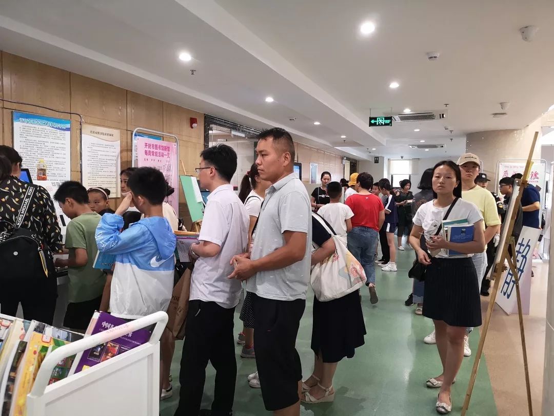 市图书馆迎来了接待的高峰期,每天早上,都有读者排起长队等候开馆,馆