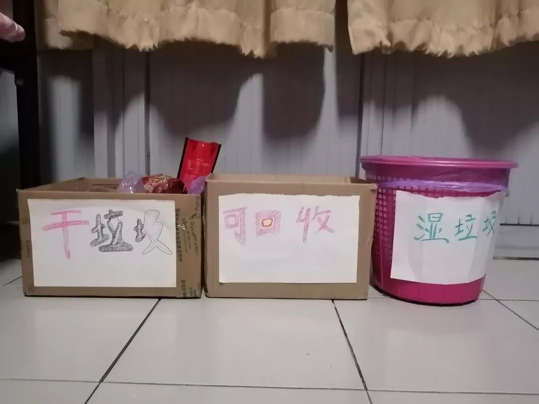 同学们在宿舍里准备了三个或四个垃圾桶,来进行垃圾分类.
