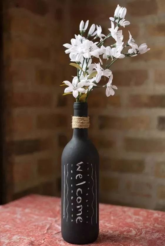 用红酒瓶制作品味摆件_插花