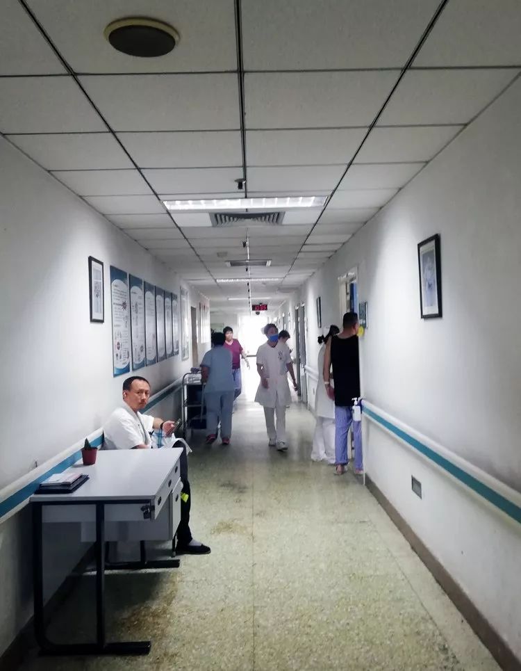 芙拉沃李摄医院白天的喧闹在凌晨时分完全退去,病房的大灯早已熄灭