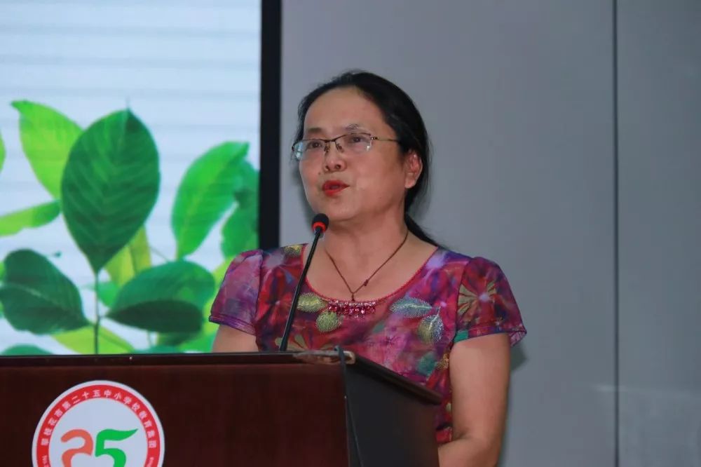 随后,德育副校长卢媛媛,小学德育部副主任马媛媛,赵璐和刘婷共同演唱