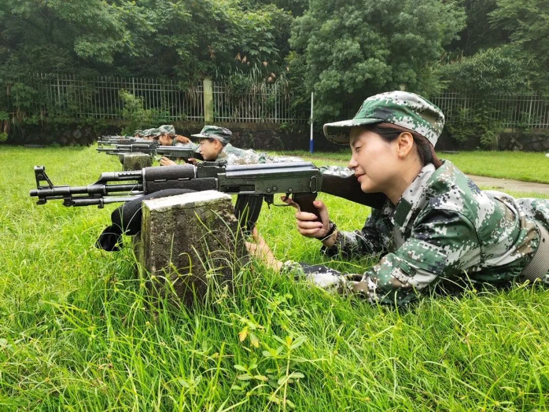 个个姿势标准,仿佛回到了半个多世纪前千鹤女民兵们飒爽英姿五尺枪