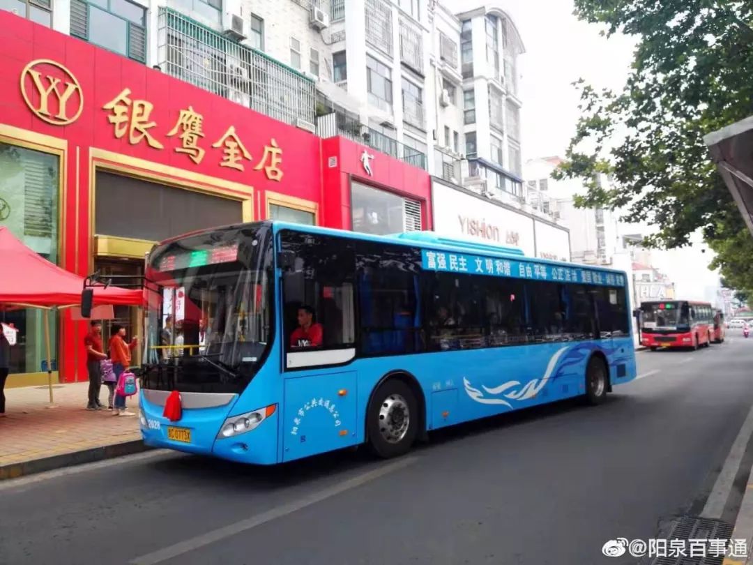 南山公园健身步道工程于今年5月初开工建设,长1650米,特点是硬度小