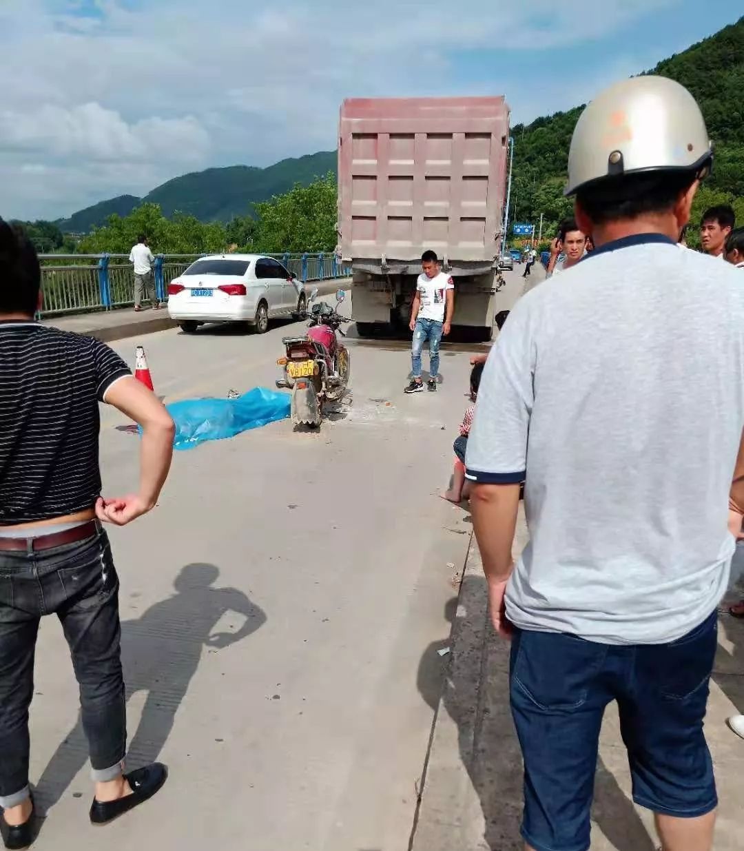 桂林突發嚴重車禍現場有人當場蓋上藍布