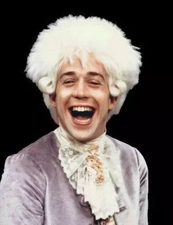 为何莫扎特不得不笑?