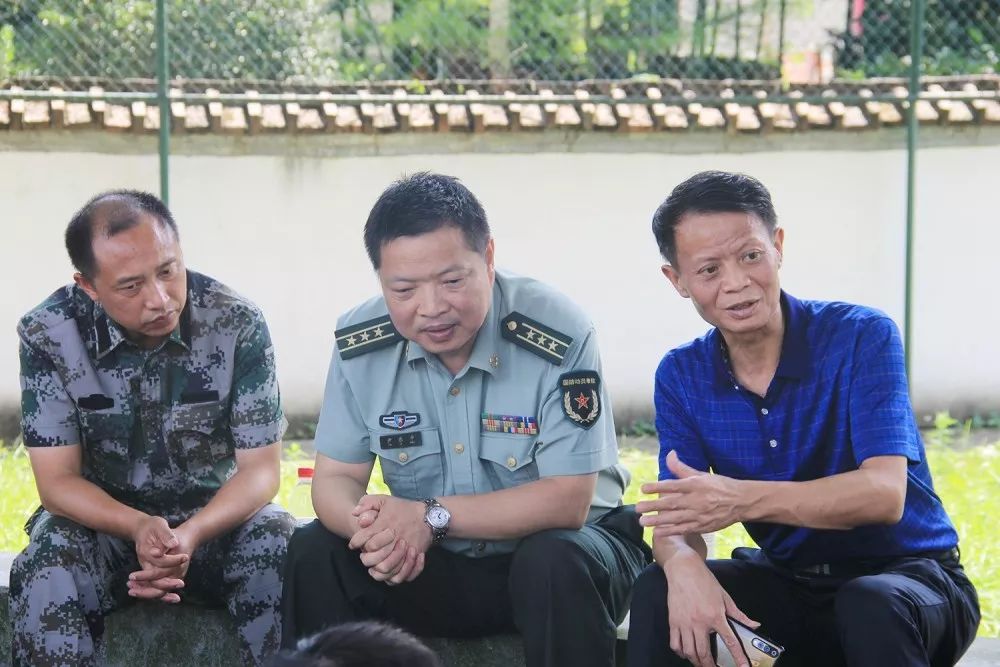 "浏阳市委常委,人武部政委尹乐平在百忙之