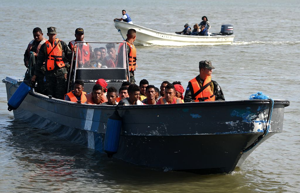 洪都拉斯一渔船超载倾覆 获救船员被送至海军基地