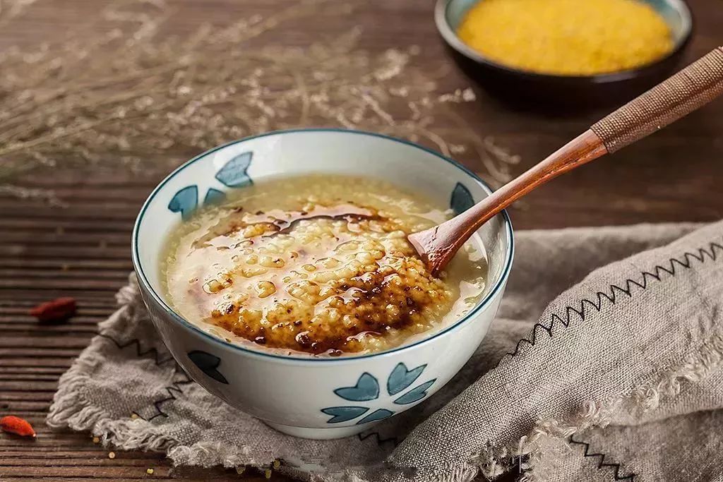 小米加水适量,熬至米烂粥成,调入红糖即可.小米,即黍米,性温,补脾胃.