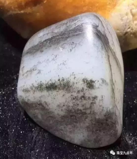 和田玉知識：細節圖放大，詳解油庫料和青花、點墨青花的區別.